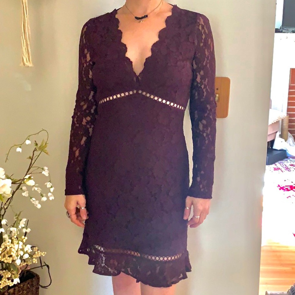Scalloped Lace V-Neck Mini Sheath Dress